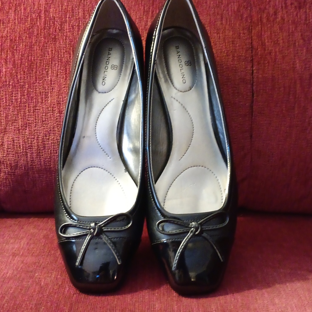 Bandolino Black Pumps with Bow Accent - Picture 11 of 12